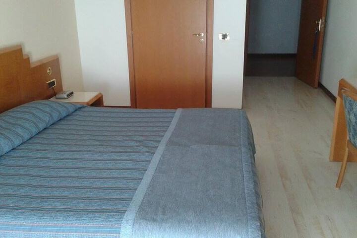 Room 16 of 36
