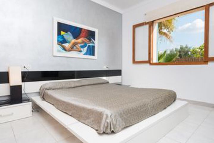 Room 4 of 27