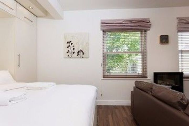 Room 9 of 14