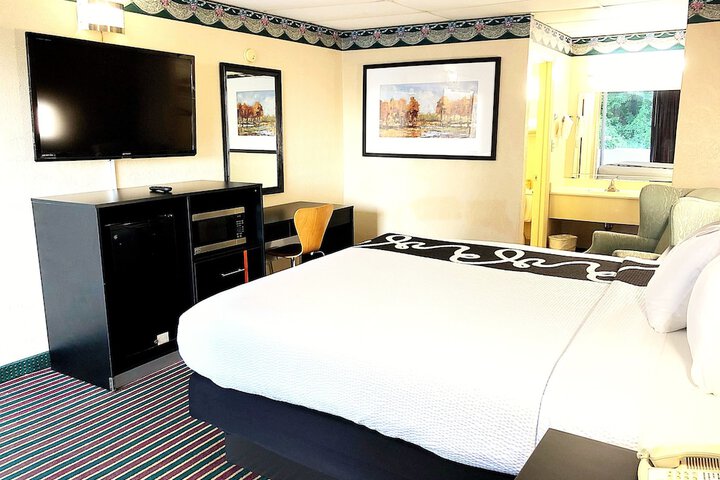 1 King Bed (3 of 5)