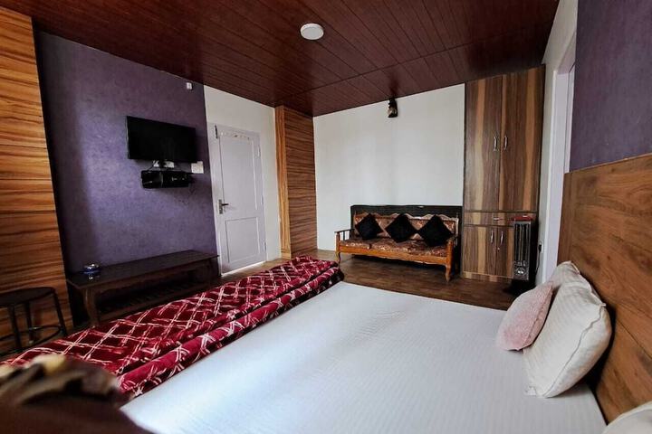 Room 6 of 15