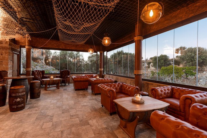 Lounge 78 of 90