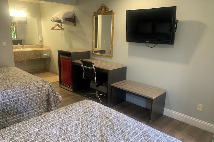 1 Queen Bed (8 of 16)