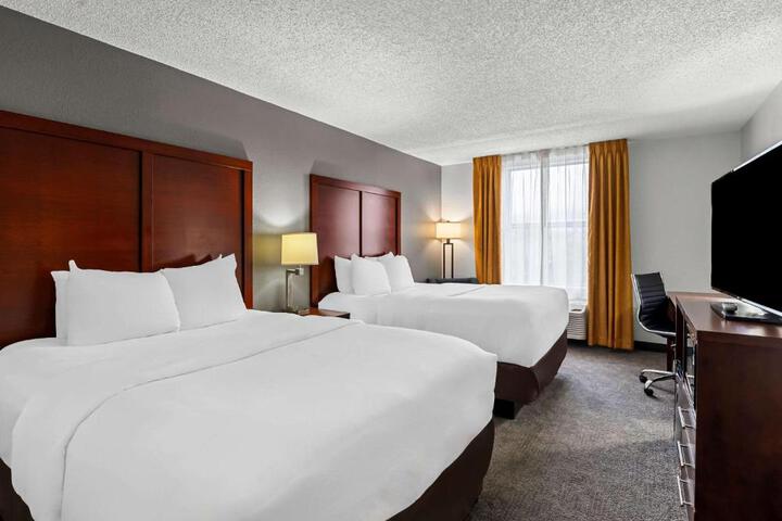 1 Queen Bed (7 of 12)