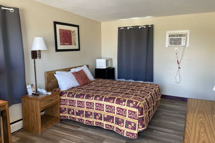 1 Queen Bed (17 of 23)