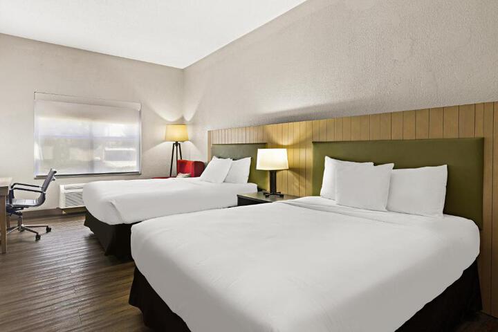 2 Queen Beds (9 of 10)