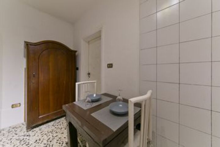 Room 9 of 12