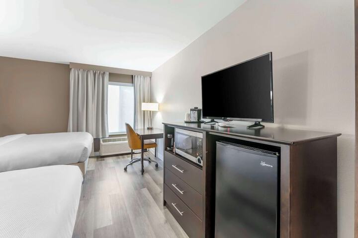 1 Queen Bed Accessible (4 of 8)