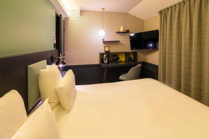 Room 4 of 111