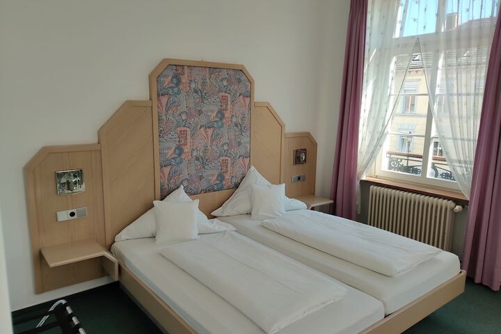 Room 4 of 17
