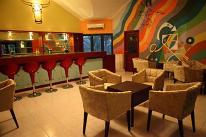 Lounge 6 of 12