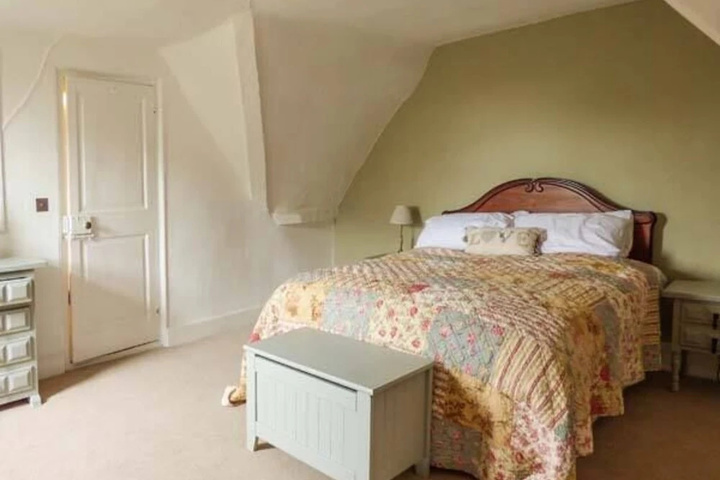 Room 4 of 18