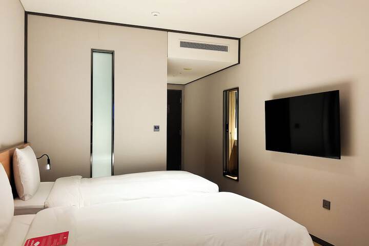 Room 12 of 100