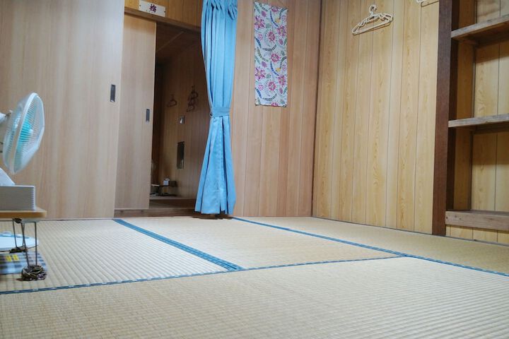 Room 6 of 18