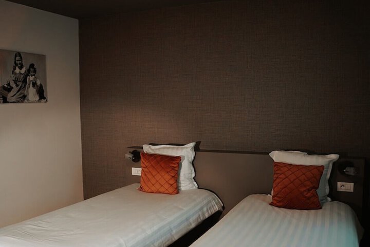 Room 9 of 41