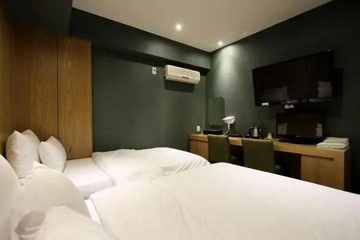 Room 7 of 10