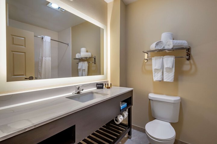 2 Queen Beds Microwave and Refrigerator High Speed Internet Accessible Pillowtop Bed Coffee Maker Full Breakfast (4 of 13)