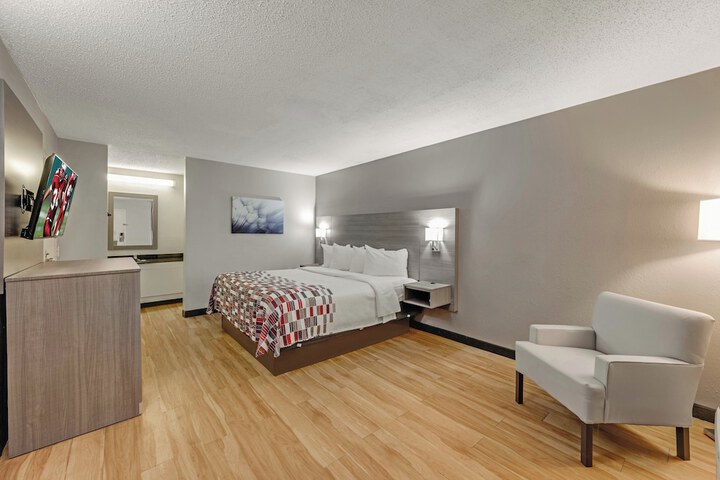 Deluxe King Bed (4 of 7)