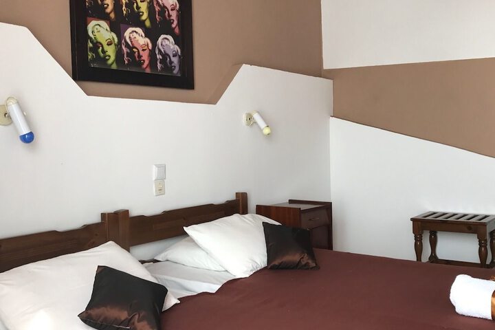 Room 6 of 42