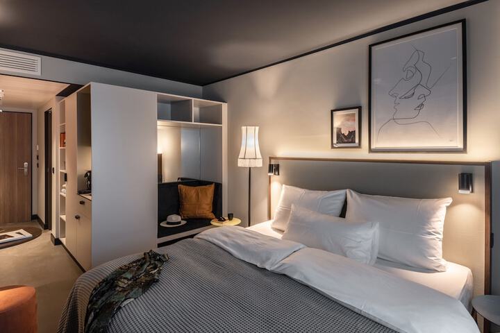 Room 10 of 64