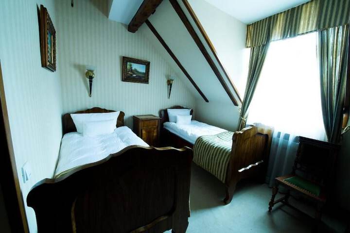 Room 15 of 42