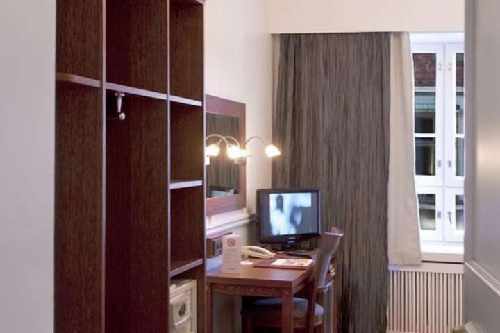 Room 52 of 77