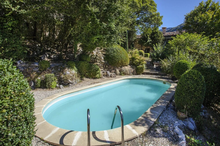 Pool 10 of 16