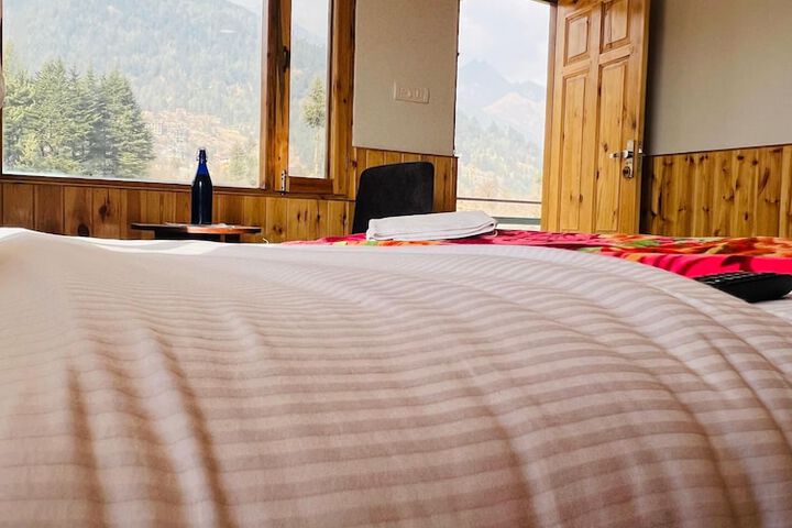 Room 5 of 12