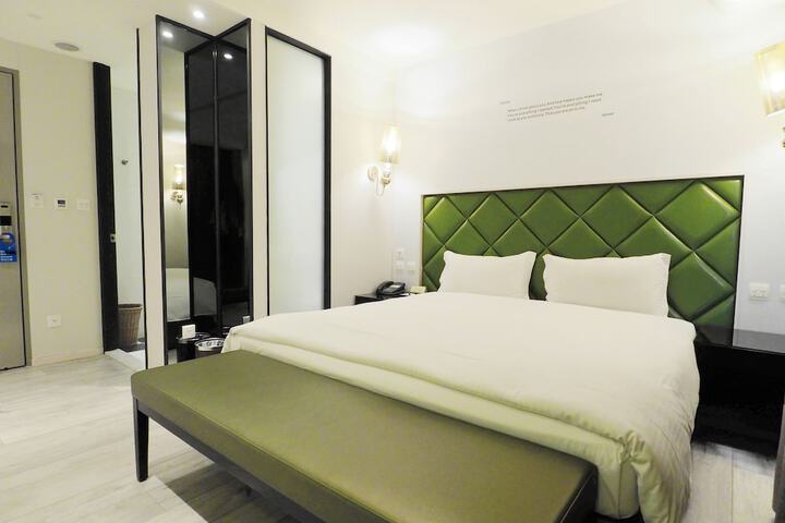 Room 21 of 43