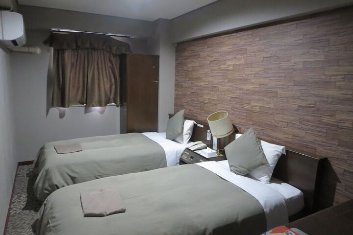 Room 4 of 33
