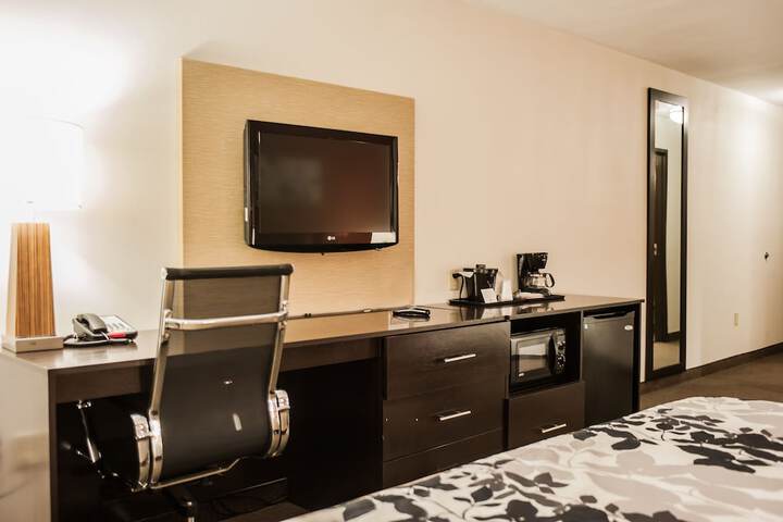 1 King Bed Suite Accessible (3 of 7)