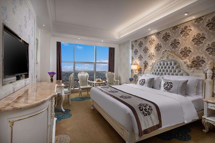 Room 4 of 16