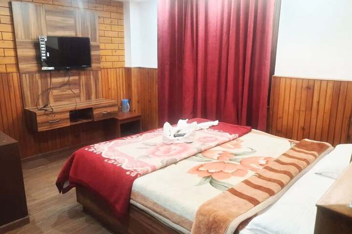 Room 6 of 12