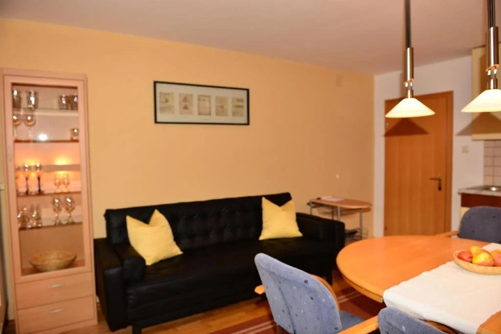 Room 4 of 9