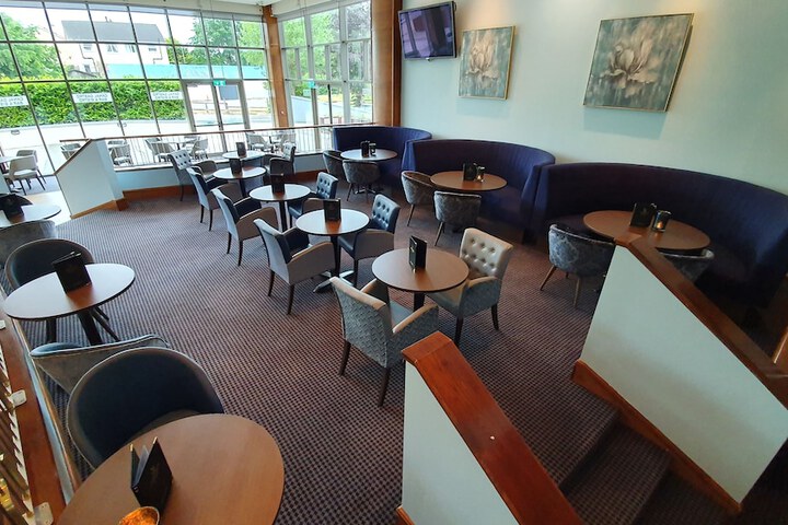 Lounge 44 of 83