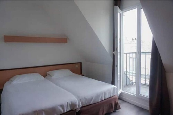 Room 10 of 32