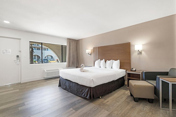 1 King Bed (5 of 12)