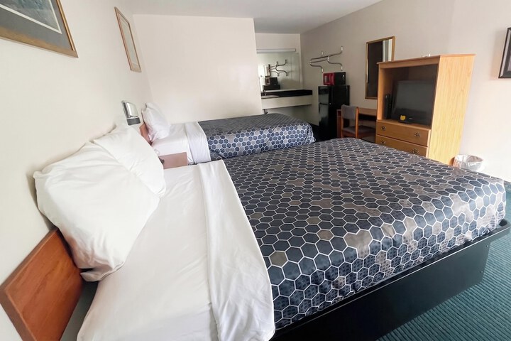 Room 8 of 18