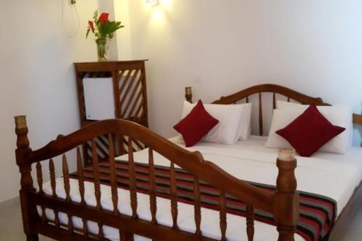 W & D Beach Hotel & Restaurant