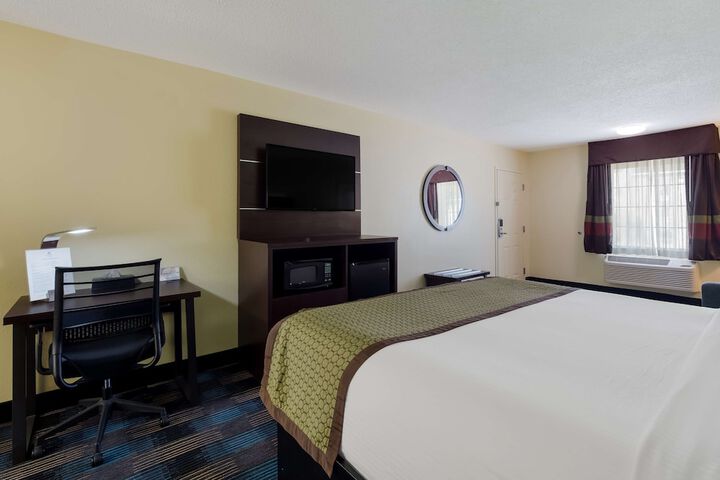 1 King Bed (5 of 18)