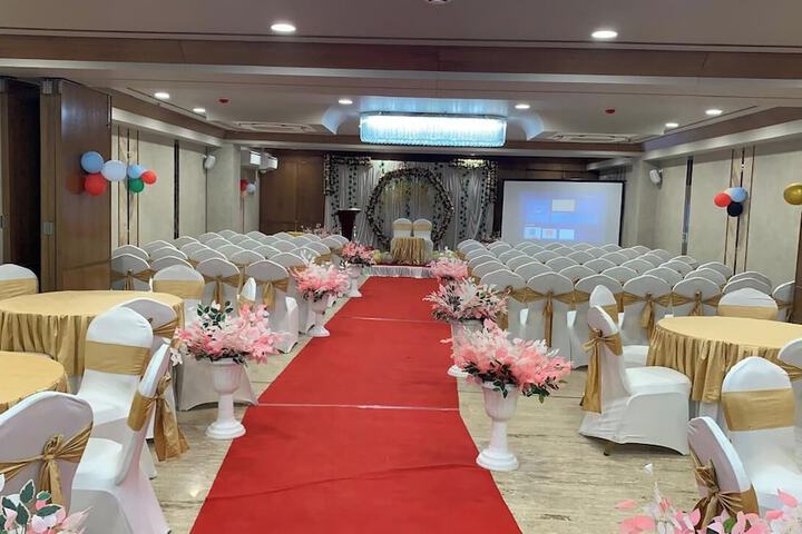Ballroom/Hall 18 of 24