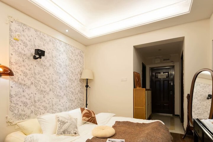 Room 2 of 81