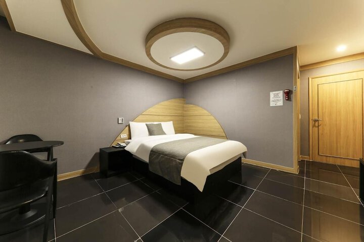 Room 25 of 42
