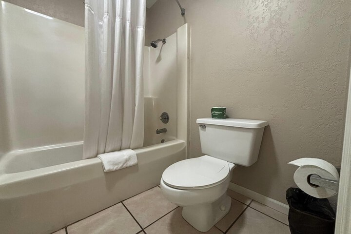 Room 25 of 28