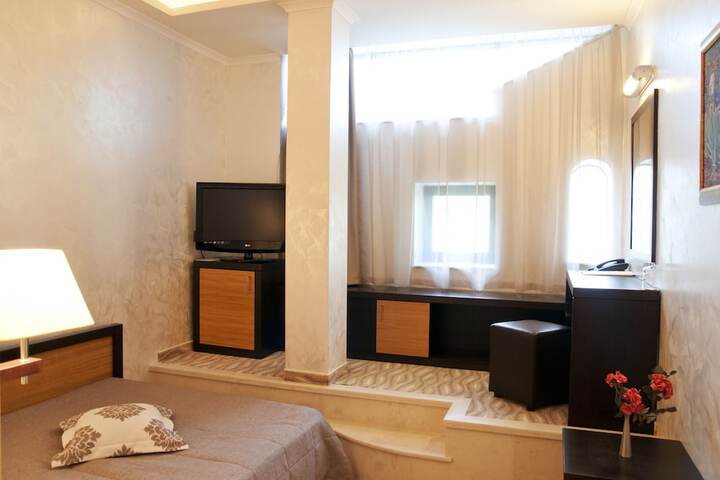 Room 12 of 82