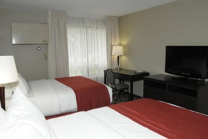 1 Queen Bed (2 of 19)