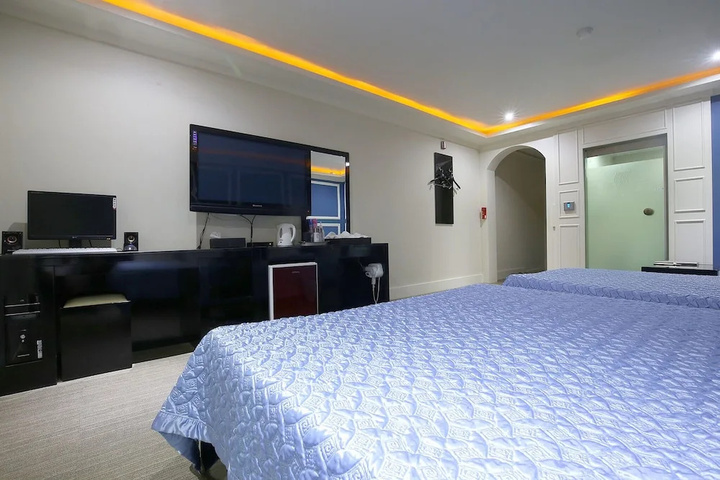 Room 5 of 14