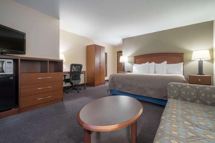 1 King Bed West Building 1st Floor (13 of 17)