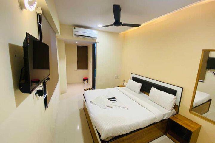 OYO Crown Hotel