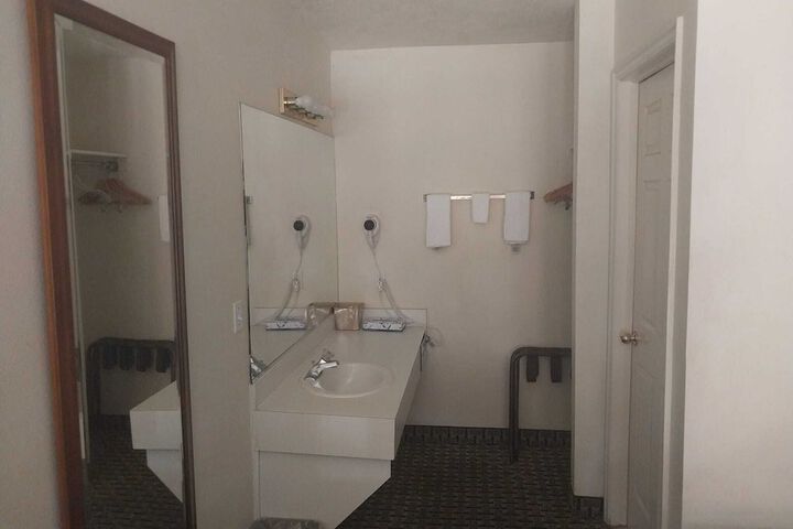 Room 27 of 42